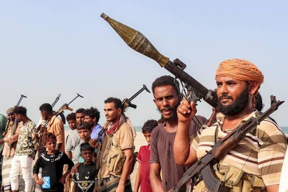 Alerta geopolítica: tras romper la tregua, los hutíes buscan bloquear el tráfico petrolero en el estrecho de Bab el Mandeb