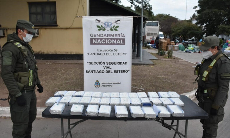 Evadieron un control, se ocultaron en el monte y terminaron detenidos: secuestran 65 bultos de droga entre Santiago y Salta