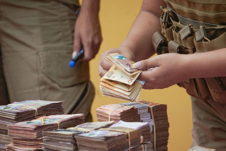 Incautan 303.270 dólares ocultos en ambulancia que salió de la casa del fiscal de Bolivia